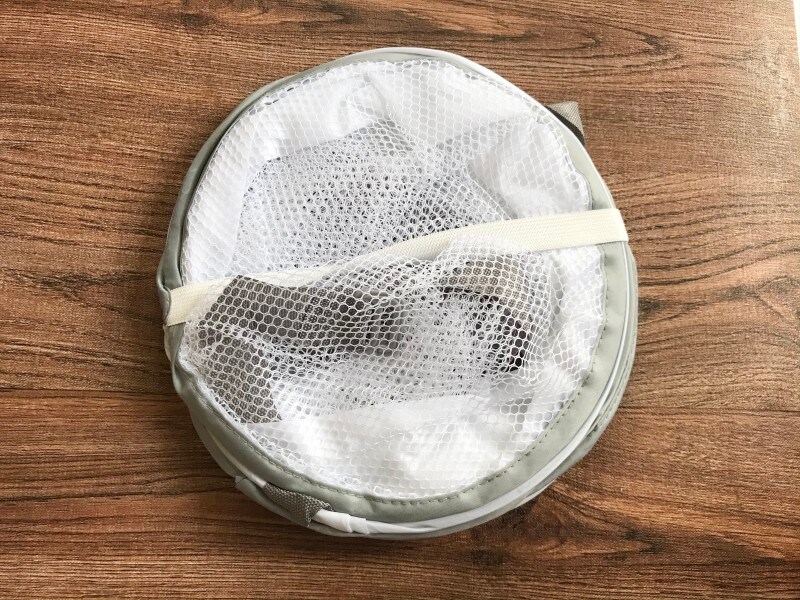 畳むとコンパクトになり場所をとらないスリーコインズの衣類干しネット