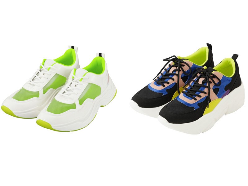 左から、スケルトンダッドスニーカー、マキシソールスニーカー。