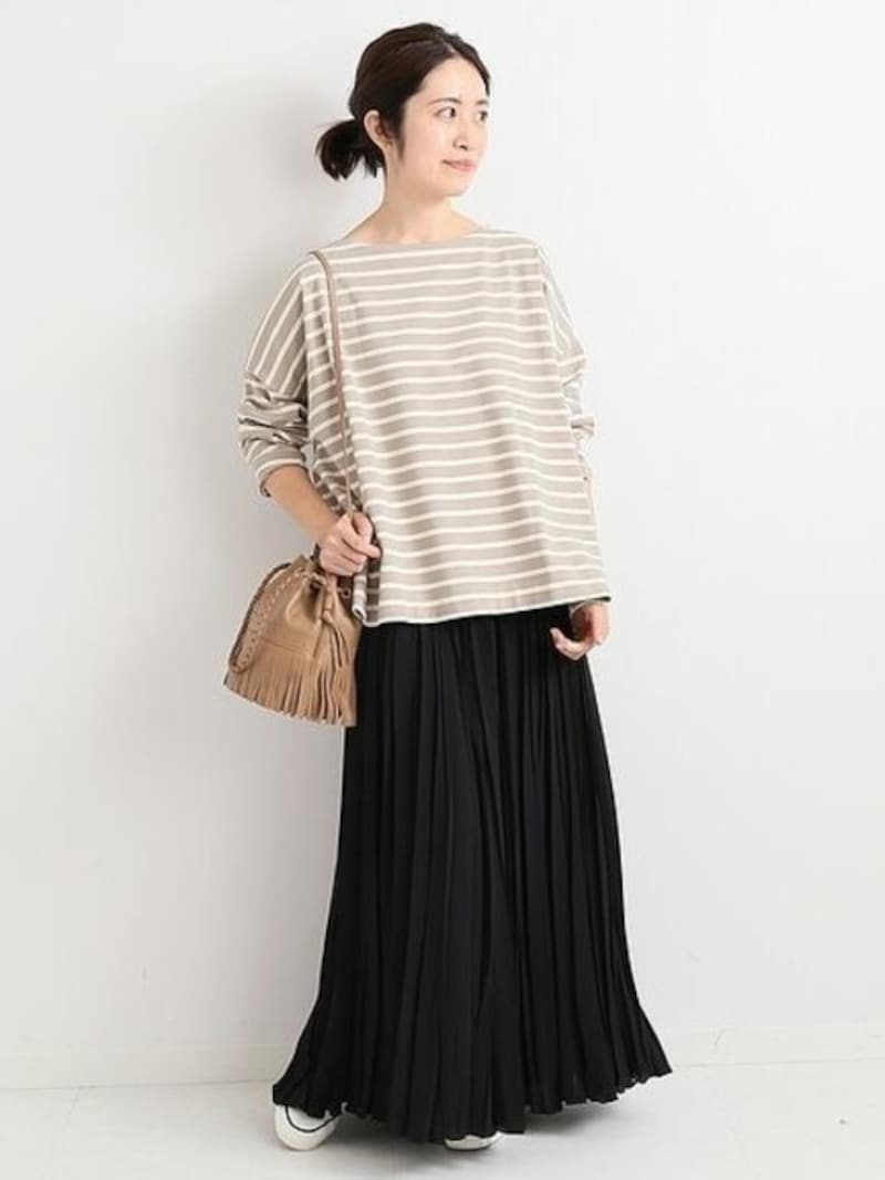 重くなりがちな黒のロングスカートにはニットではなくボーダーもおすすめ 出典:WEAR