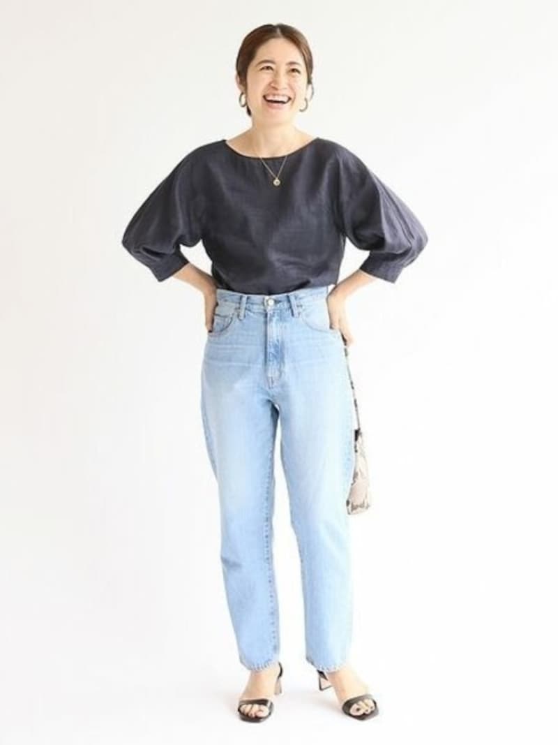 甘めのブラウス&華奢なシューズはデニムと相性抜群 出典:WEAR