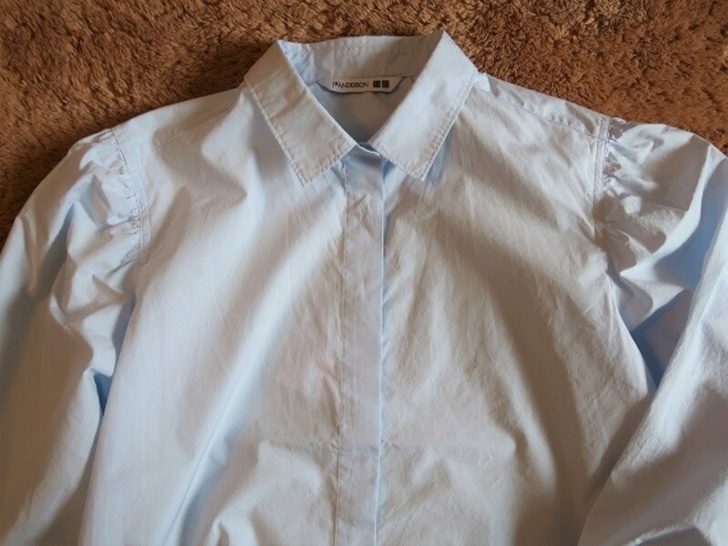 小さめの襟と、肩に入ったギャザーが大人可愛さを演出