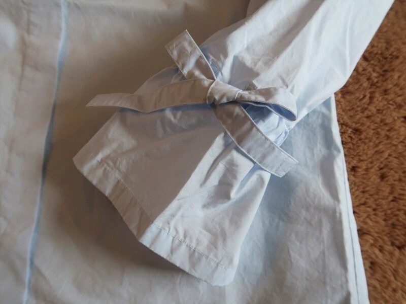 袖口はベルトのように共布の紐が通っていて、リボンのように結ぶことができます