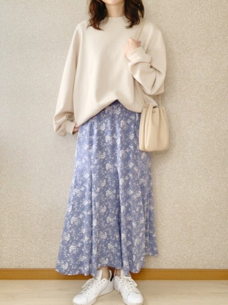淡いブルーのプリントスカートで気分も春らしく　出典：WEAR
