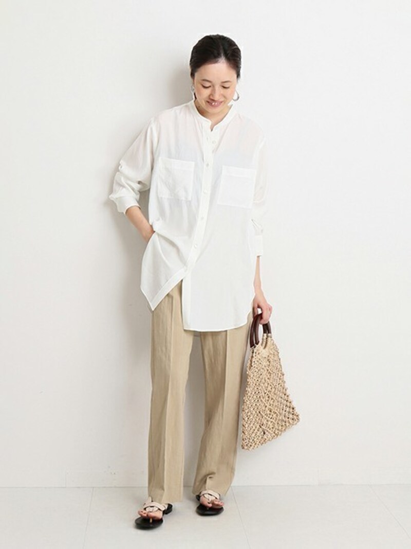 ベーシックな白シャツはバンドカラーが今っぽい　出典：WEAR