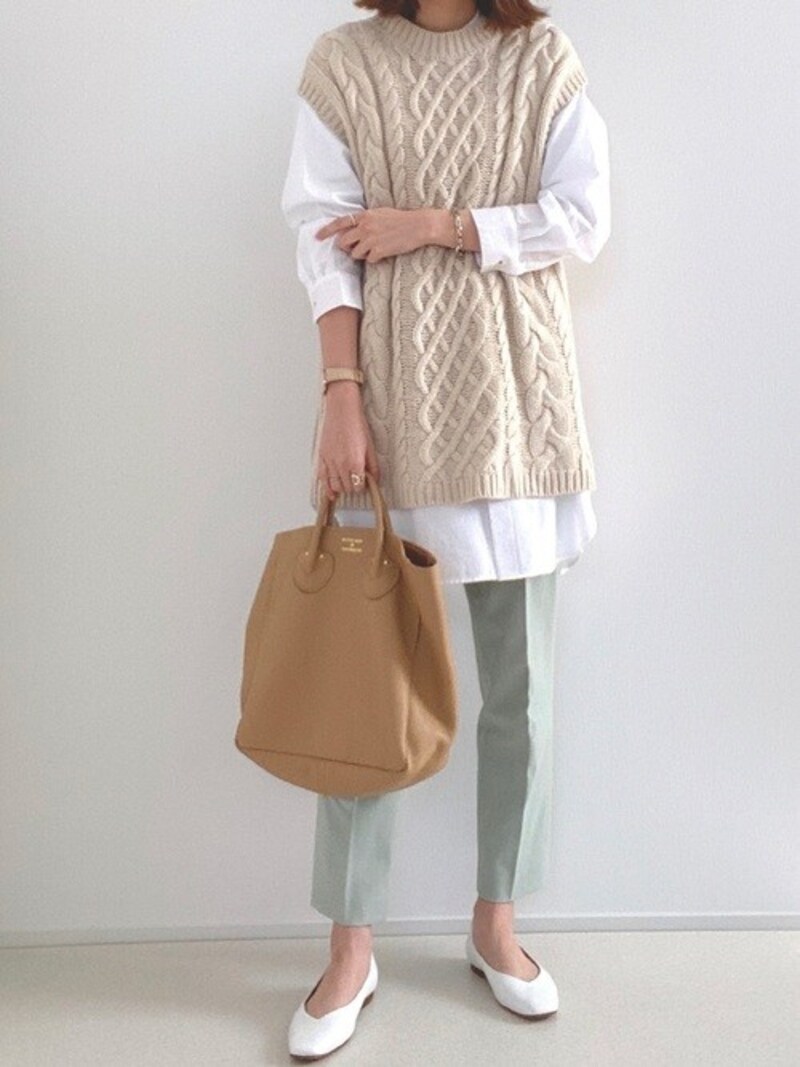 ユニクロの上下コーデにGUのニットベストを重ねてプチプラコーデ　出典：WEAR