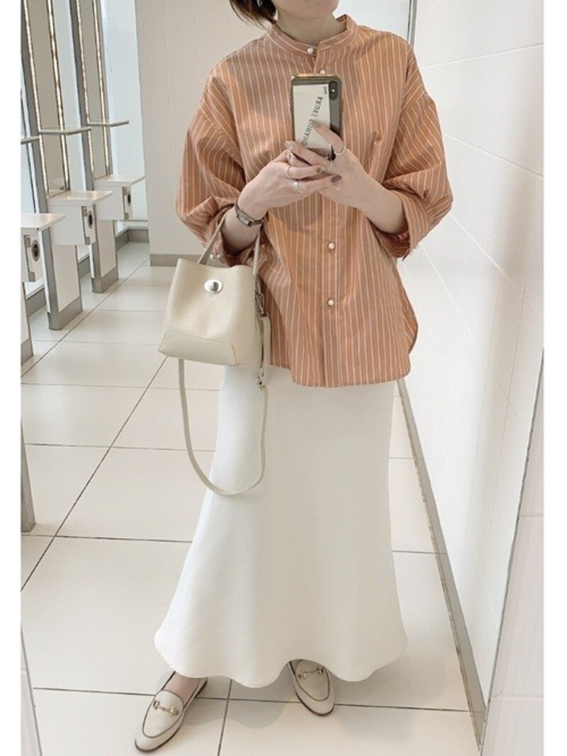 くすみオレンジなら大人も着やすく、今っぽいおしゃれ感も手に入る　出典：WEAR