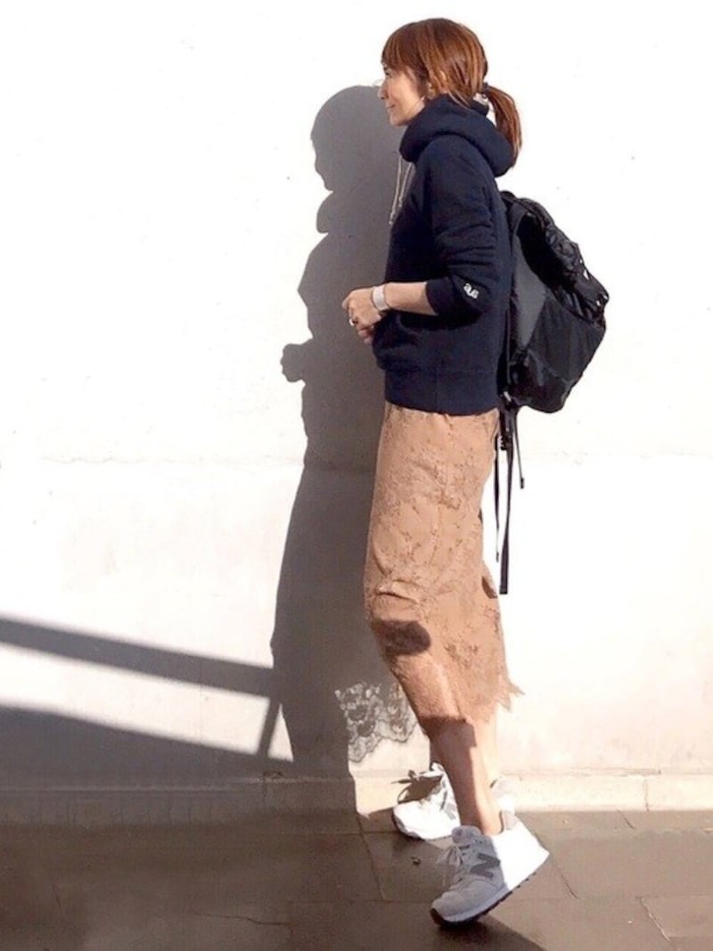 黒やネイビーなどのベーシックカラーもベージュと合わせると春らしく　出典：WEAR