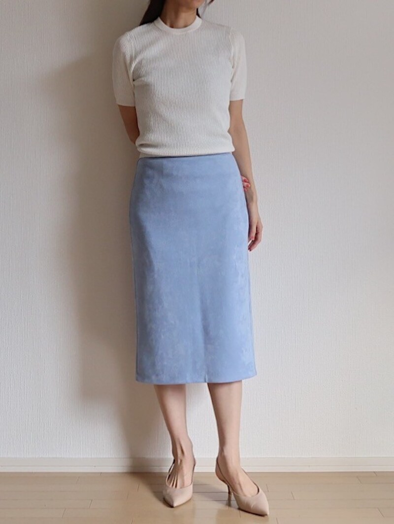 きれいめスカートと合わせてオフィスにもOKなコーデに