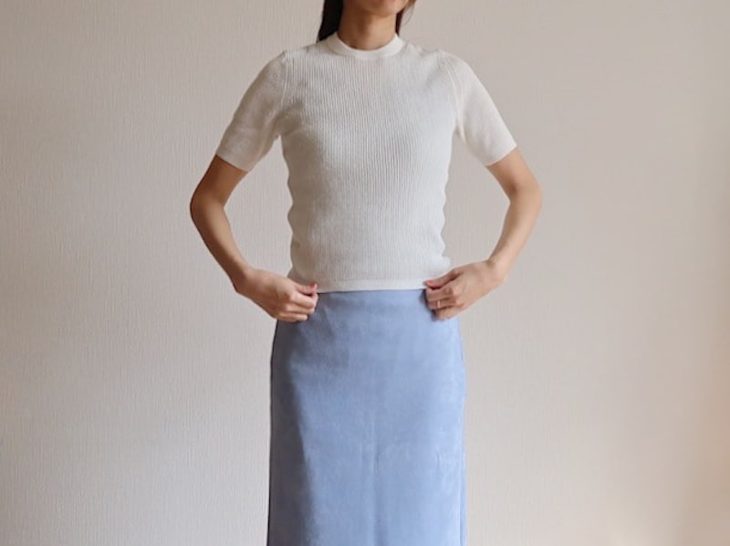 短め丈でハイウエストのボトムスとも相性よし