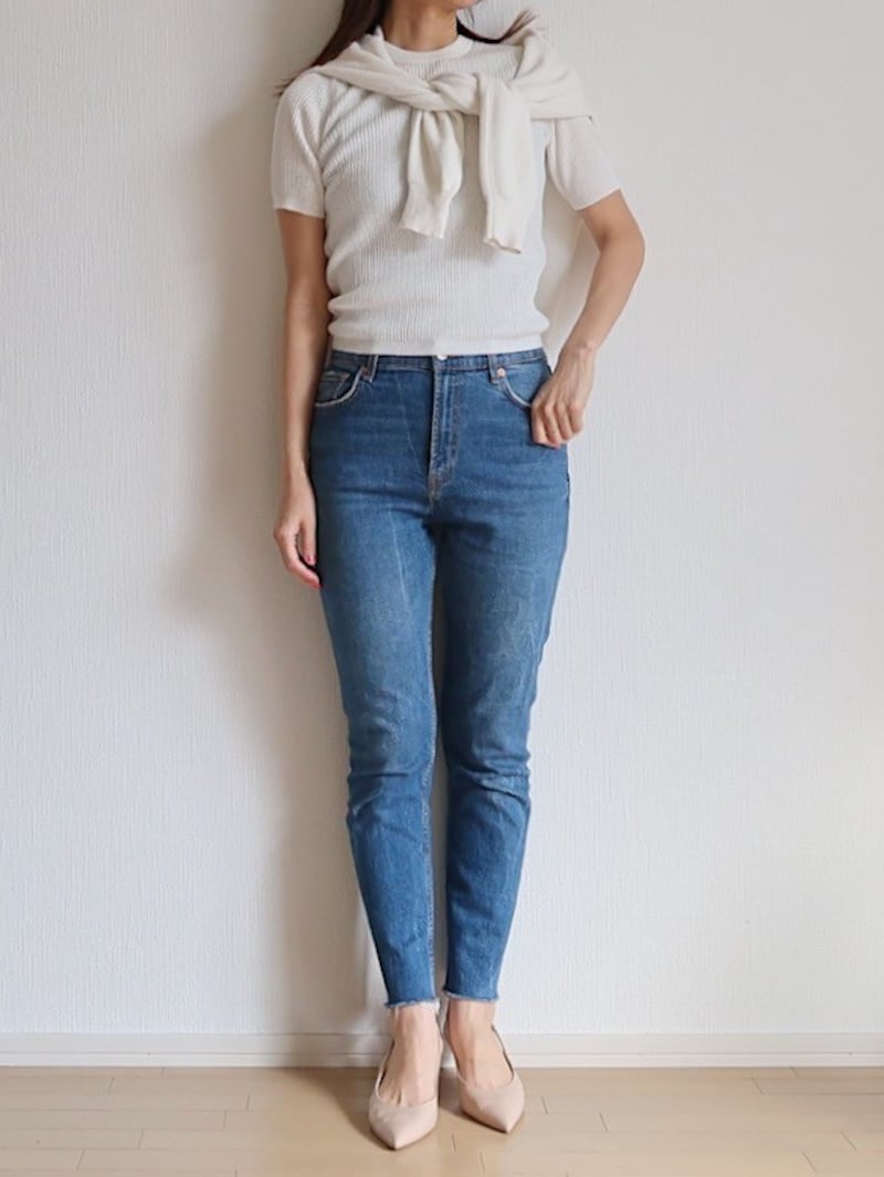 同じ色のカーディガンを合わせればツインニット風に　