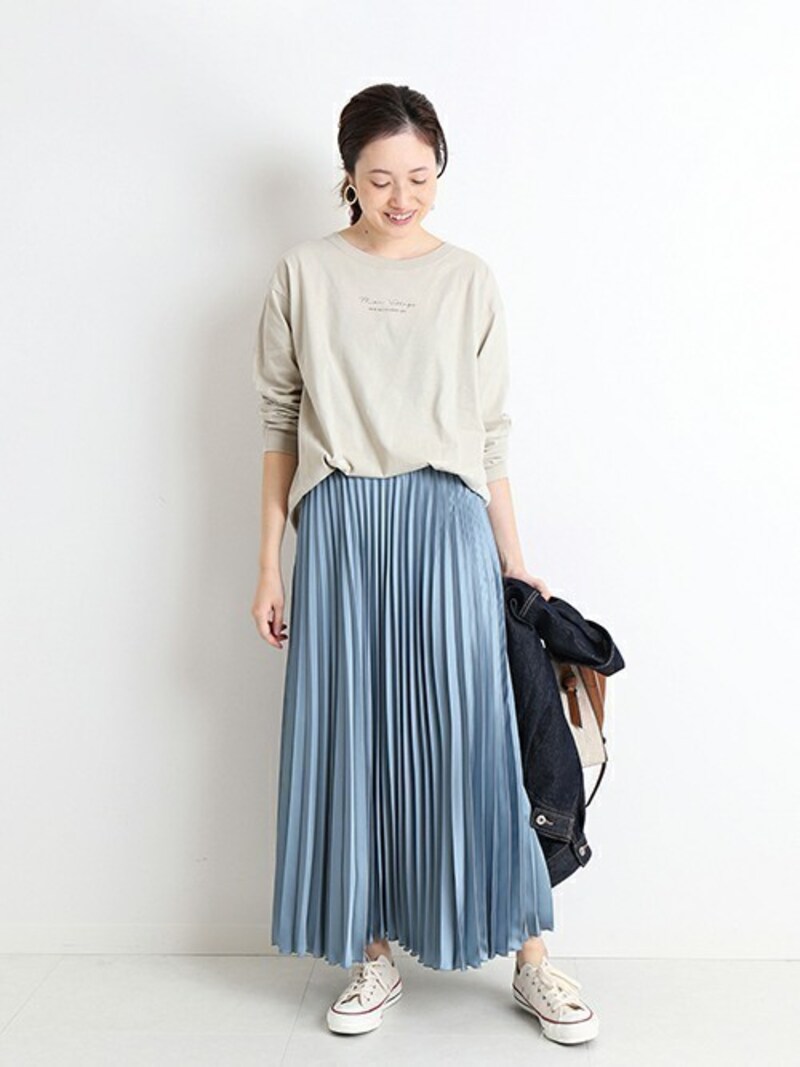 ツヤのあるプリーツスカートは大人っぽいおしゃれさが叶う◎　出典：WEAR