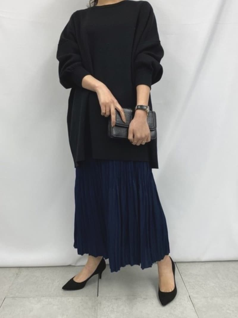 ダークな青を黒と合わせて着る時はしっかり三首見せして抜け感を　出典：WEAR