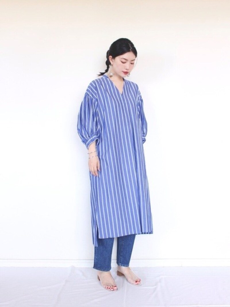 ワンピースにデニムを合わせてカジュアルに着るのもアリ　出典：WEAR