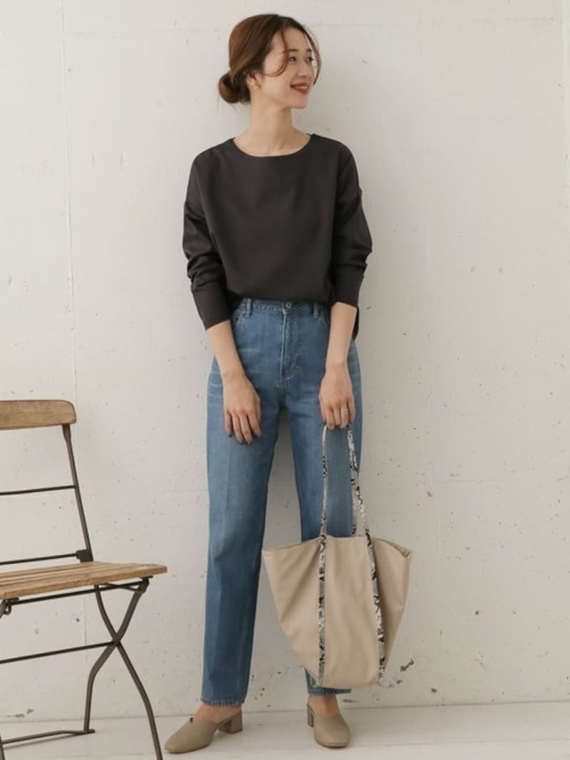 細身デニムならハイウエストのテーパードで美脚度アップ 出典:WEAR