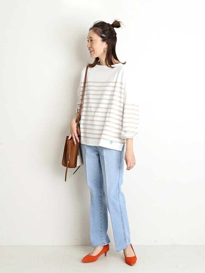 ボーダー&デニムのカジュアルコーデには赤のきれいめパンプスでメリハリを 出典:WEAR