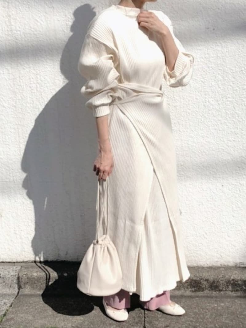 合皮の白バッグを選ぶときはトレンド感のあるものやミニサイズに絞るのがおすすめ 出典:WEAR
