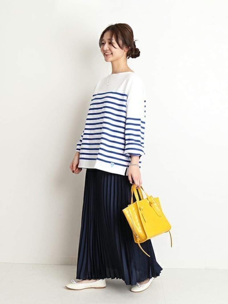 サテン素材のプリーツスカートだから紺でも重くない！　出典：WEAR
