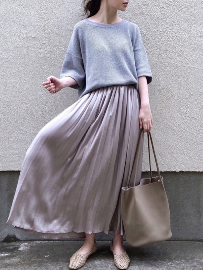 何にでも合わせやすいニュアンスカラーのツヤスカートがあると便利　出典：WEAR