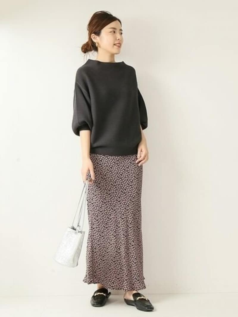 ほぼ無地のように見える、控えめな柄スカートが長く使えます　出典：WEAR
