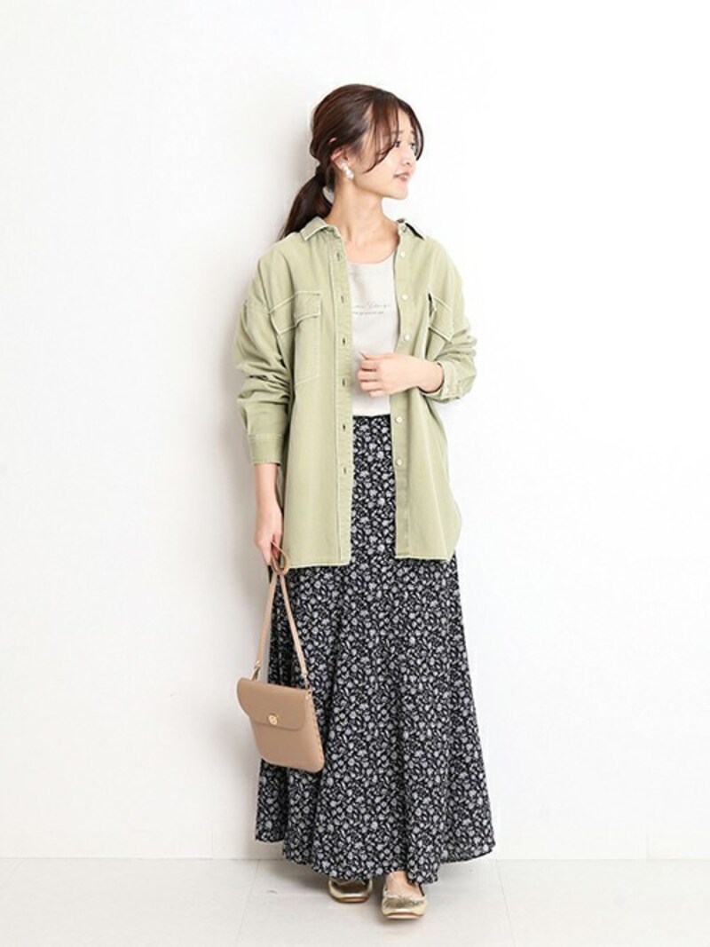 無地見えする花柄スカートはオールシーズン着まわせます　出典：WEAR