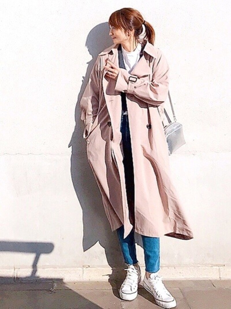 きれいめの分量多めに仕上げるのがデニム&白スニーカーコーデのコツ 出典:WEAR