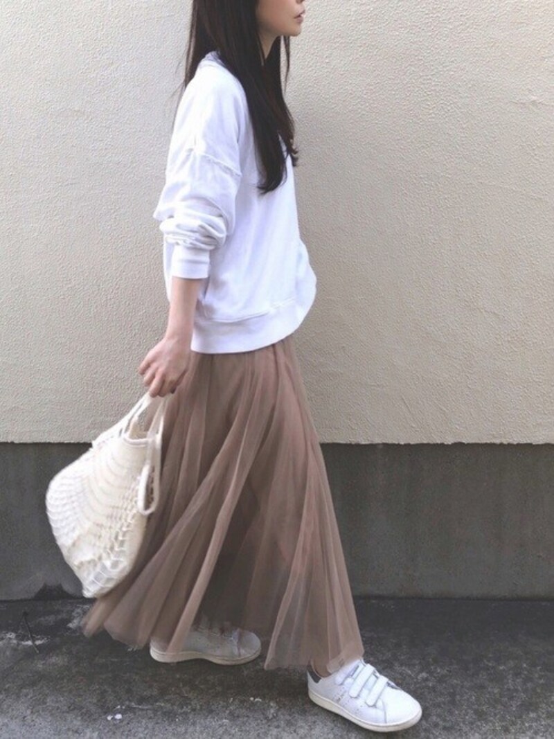 チュール素材のガーリーなロングスカートを大人にまとめてくれる 出典:WEAR