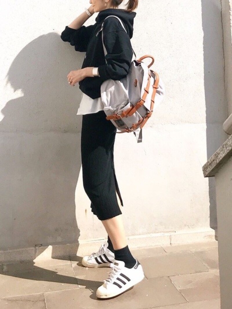 モノトーンのきれいめスカートで大人にまとめるのもおすすめ 出典:WEAR