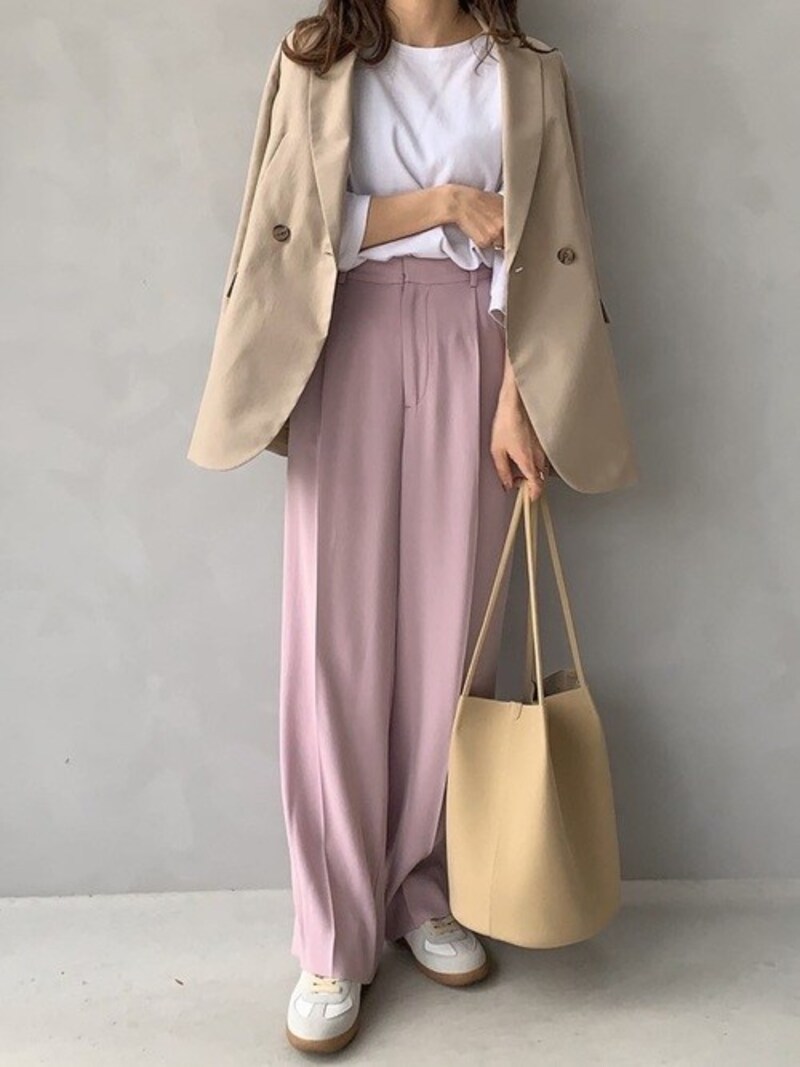 ゆるめワイドパンツと合わせるとこの春のトレンドスタイルに 出典:WEAR