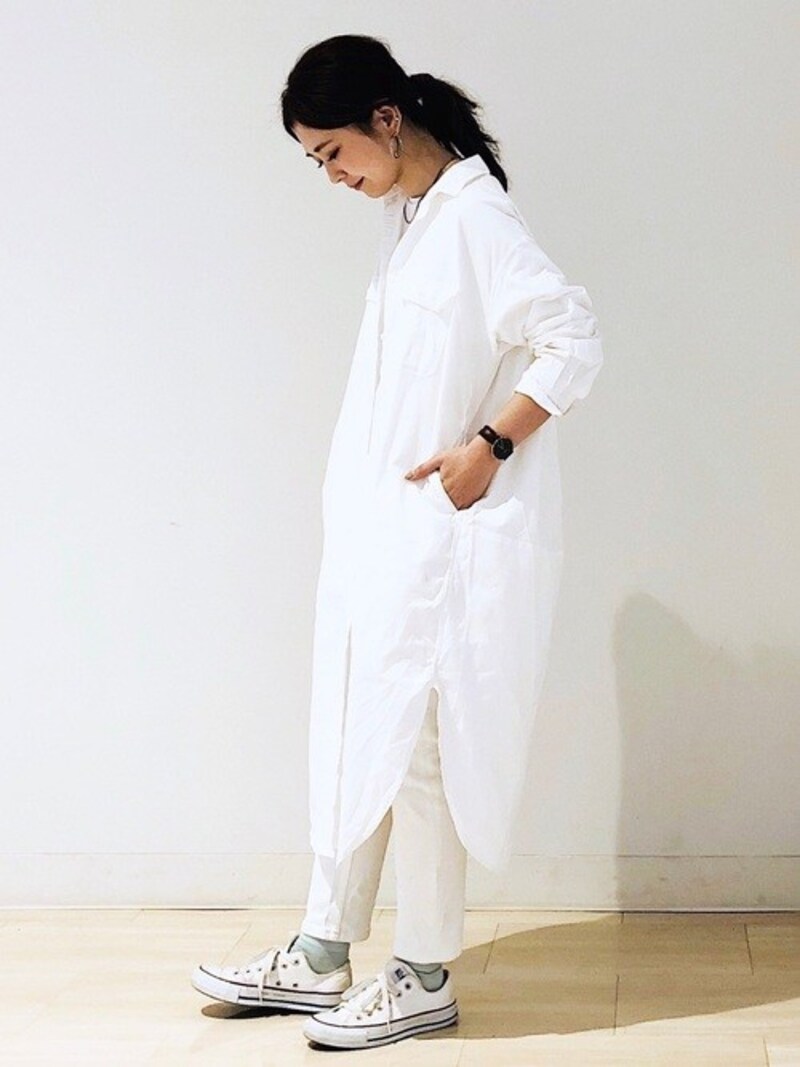 面積の大きいワンピースに抜け感をプラスする白スニーカーは相性抜群 出典:WEAR