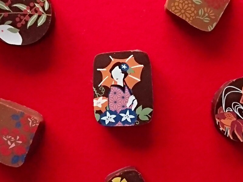 日傘をさした美しい女性のショコラは生姜パインの味