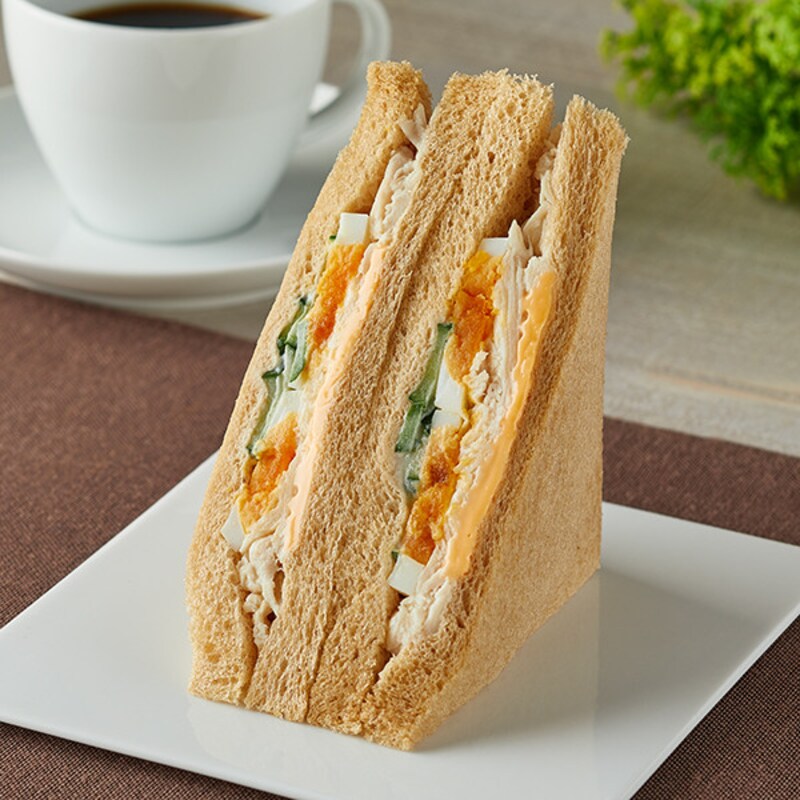 ファミリーマートの「全粒粉サンドサラダチキンと半熟たまご」