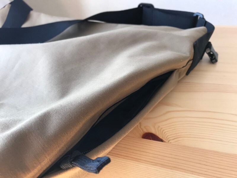 スマホなどを入れられる便利なサイドポケット