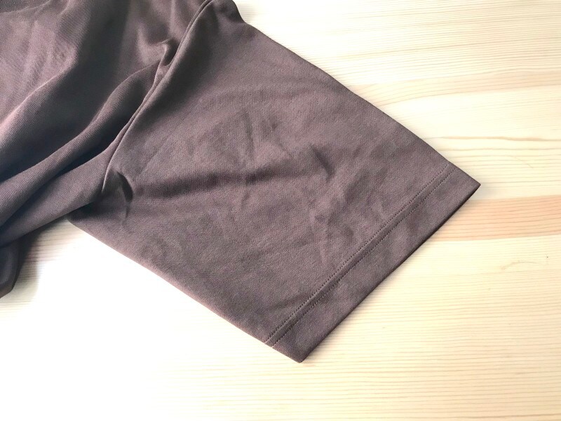 テロっとした生地がジャケットのインナーにも映える