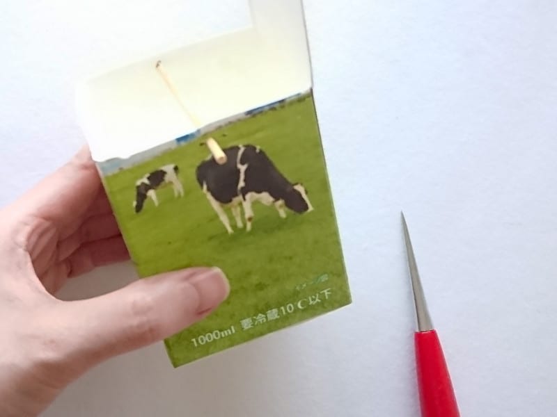 千枚通しで穴をあけ竹くしを入れる