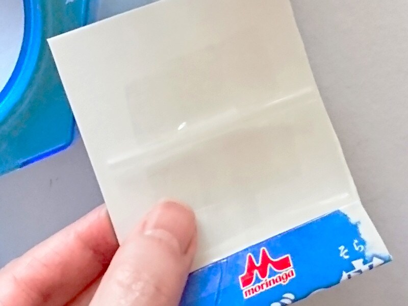 舌部分の牛乳パック裏にストローをしっかりと貼る付ける