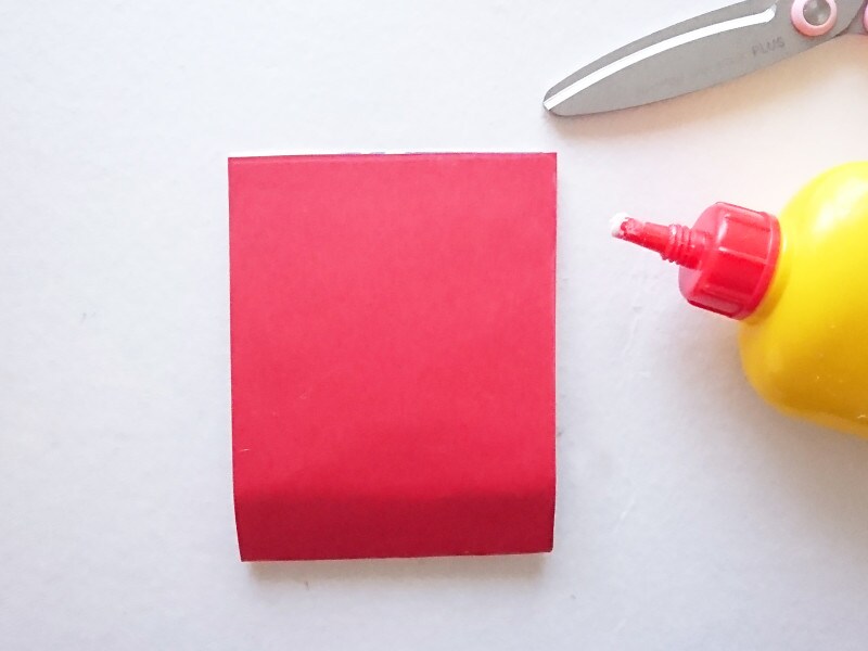 赤色画用紙を貼る
