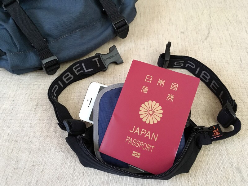海外旅行でパスポートや貴重品を入れるポーチに