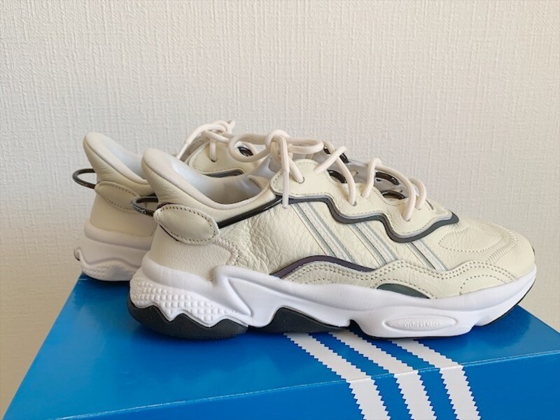 ソール部分はしっかり厚く、履き口に向かって細くなっていく美シルエット