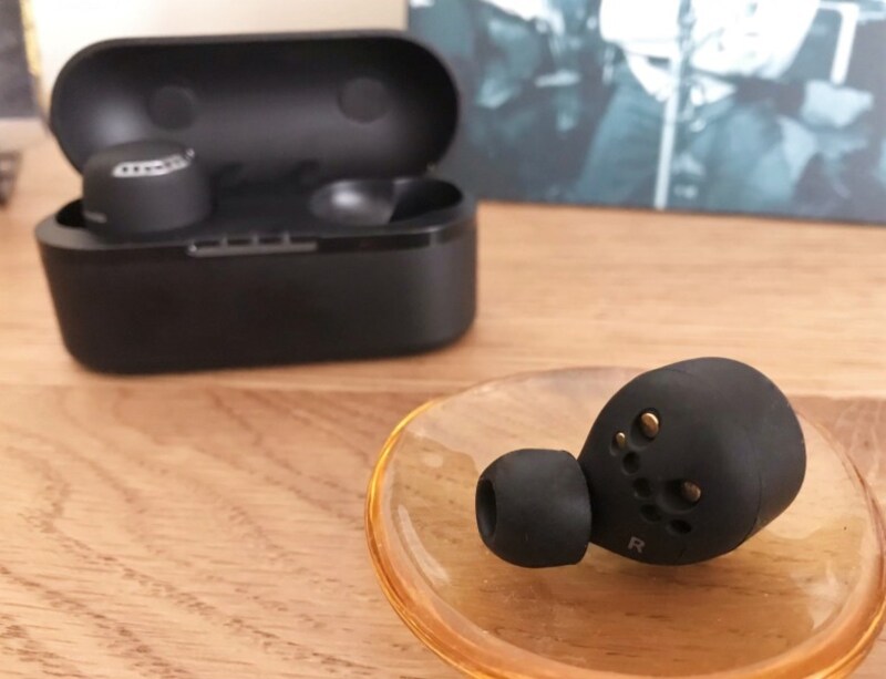 ワイヤレスイヤホン