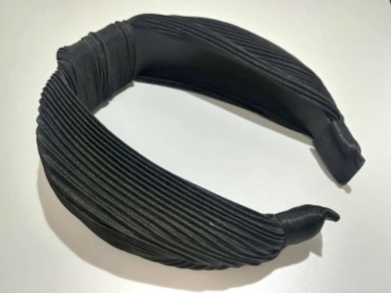 H&Mの「ノットディテールカチューシャ」光沢のあるポリエステル素材に、プリーツ加工が施してあります