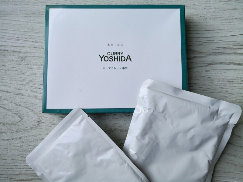 2種類のカレーが１セットになっている吉田カレーのレトルト