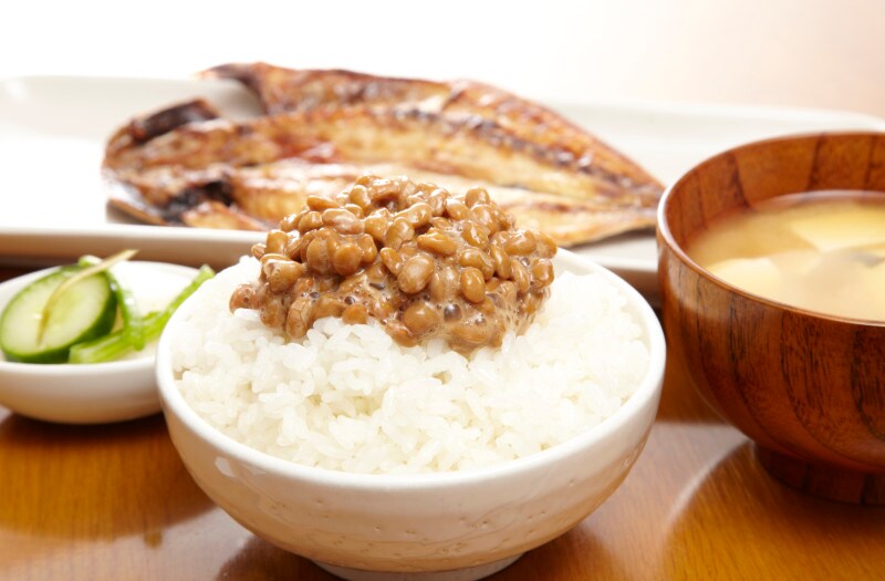 ごはんの上にのせた納豆