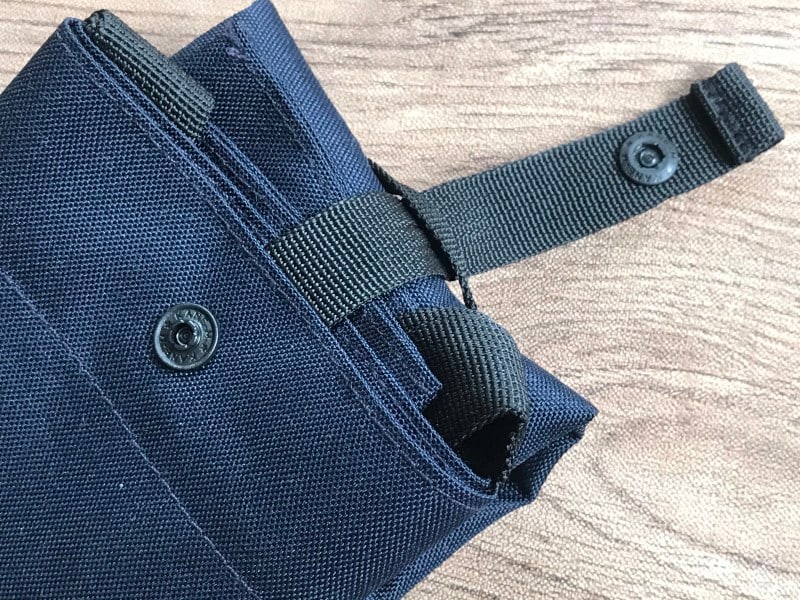 ベルトとホックがついているので簡単にコンパクトにできる無印良品のエコバッグ