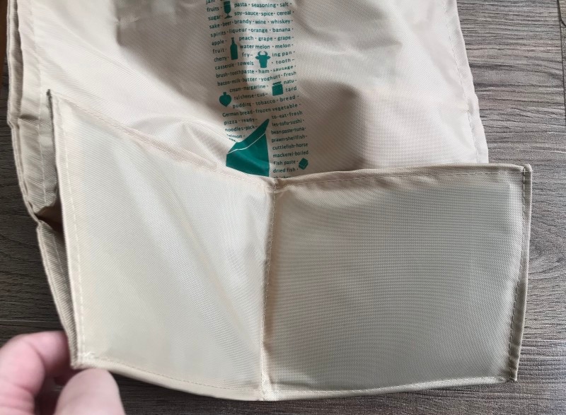 成城石井のエコバッグは底板が半分で折ることができる