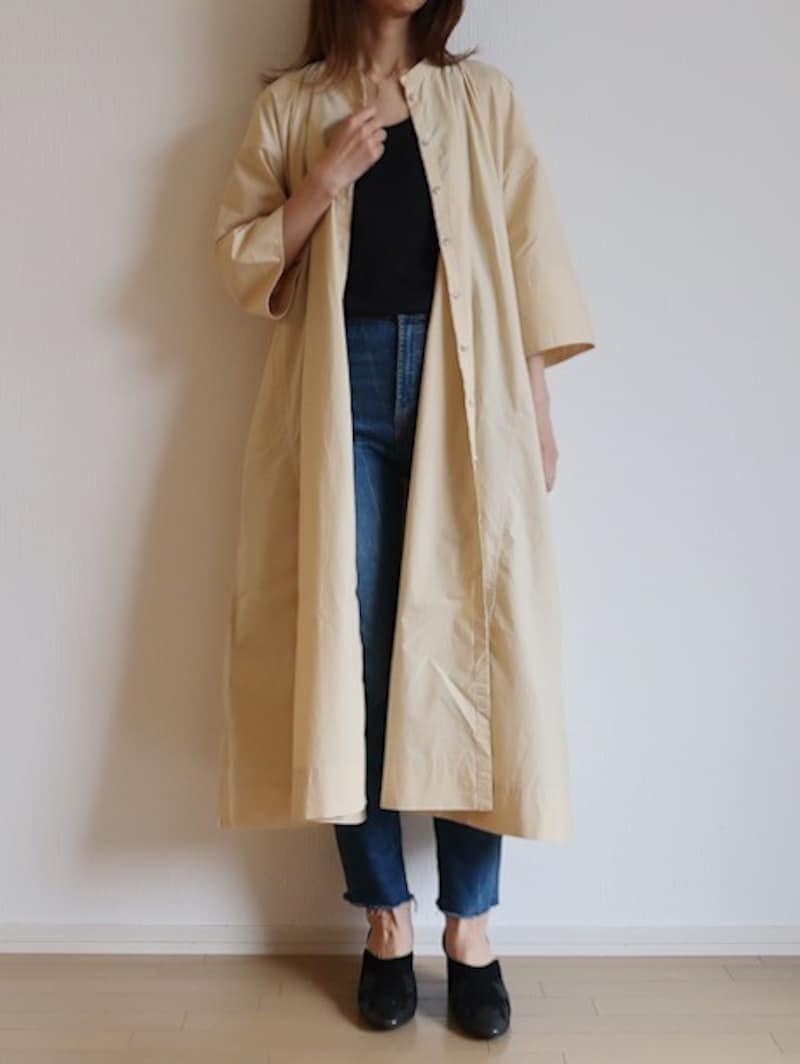 シンプルなTシャツコーデに羽織ってガウン風に着るのもおすすめ