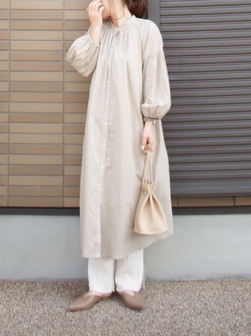 首元が詰まったバンドカラー＆ロング丈が大人向け　出典：WEAR