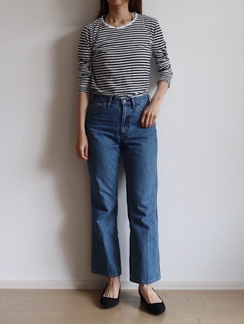 定番のデニムコーデも黒が引き締めてくれて、スタイルアップにも役立ちます