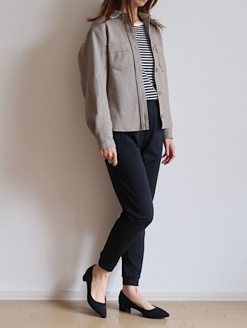 ジャージー素材の楽チンパンツと組み合わせるのもおすすめ