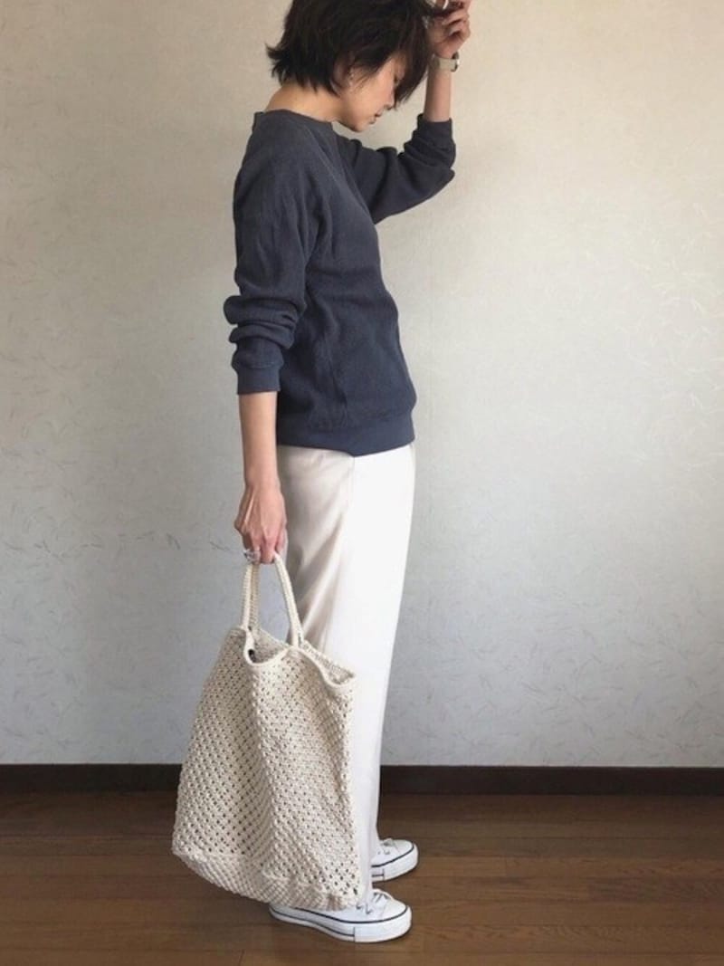 太って見える？と少々気太って見える？と少々気になる白ボトムスはスニーカーで色をつなげると◎　出典：WEAR