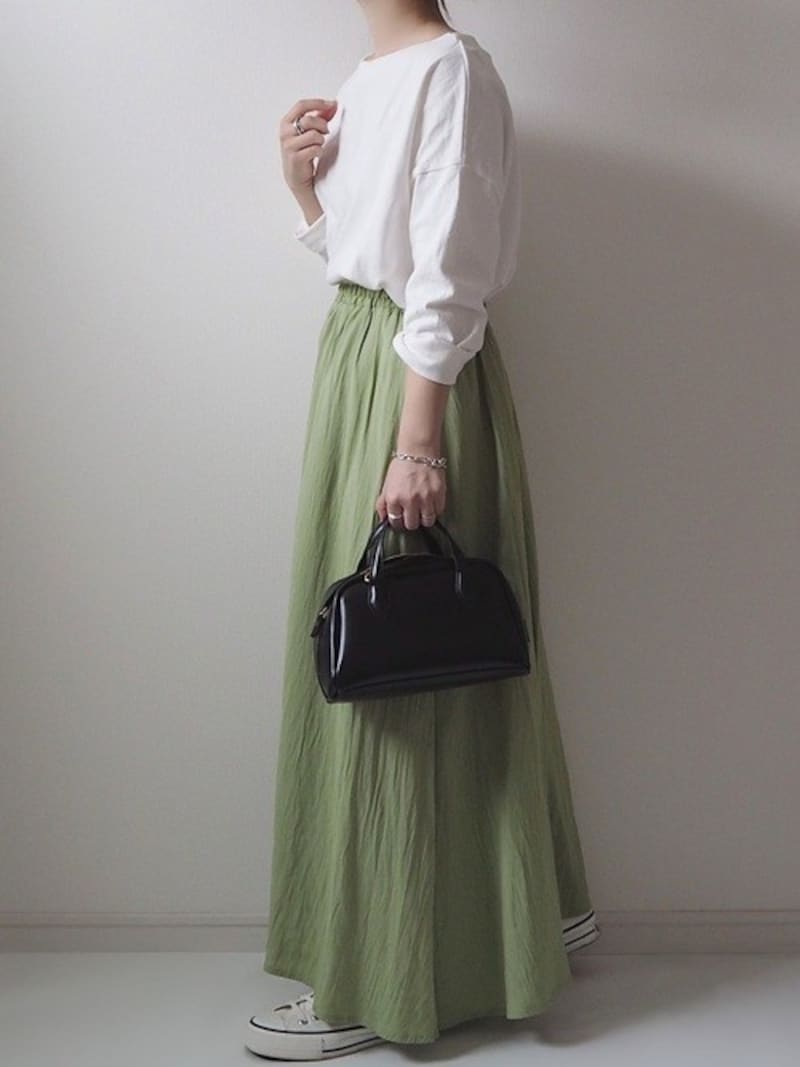 トレンドのライトグリーンにも白スニーカーならすんなり馴染む　出典：WEAR